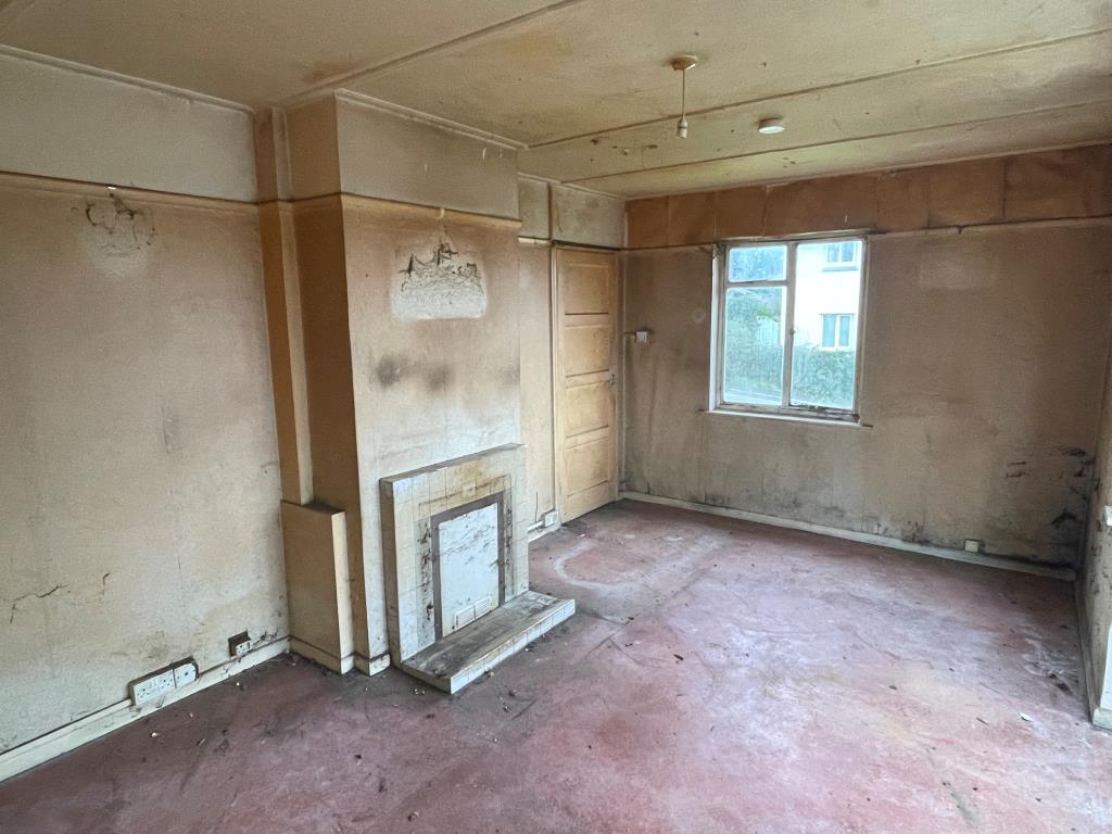Lot: 12 - FREEHOLD HOUSE FOR IMPROVEMENT - Living room